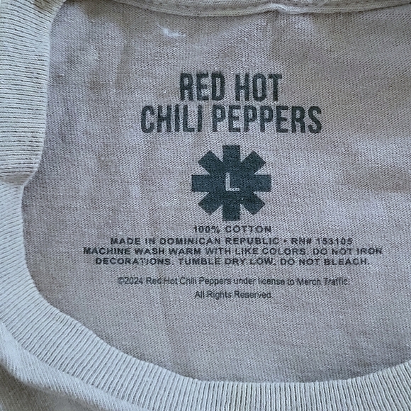 Red♥️ Hot🔥 Chili Peppers🌶 Graphic Tee👕 - NWT - Picture 5 of 10